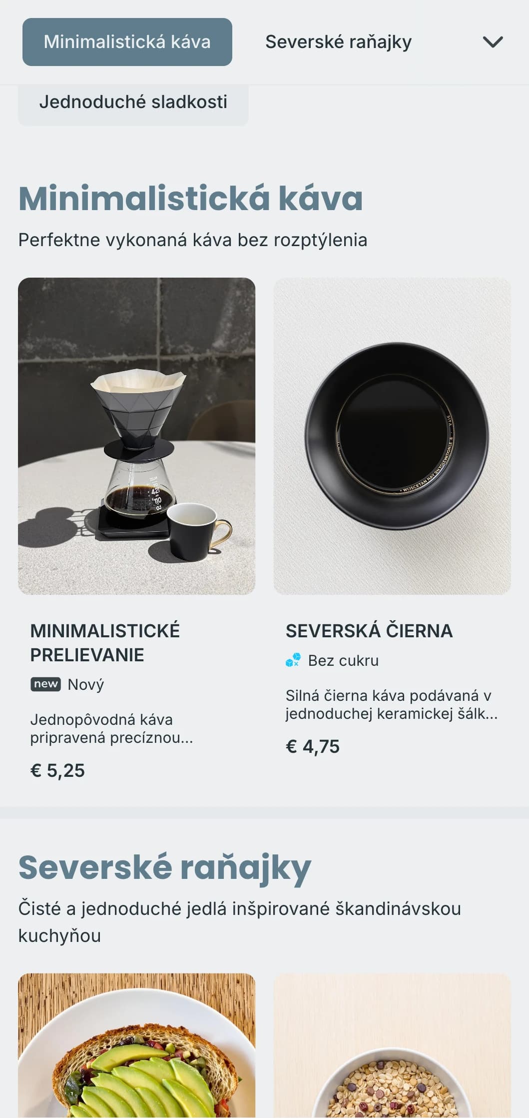 Čistý dizajn inšpirovaný škandinávskym štýlom s chladnými modrými tónmi pre moderné minimalistické kaviarne.